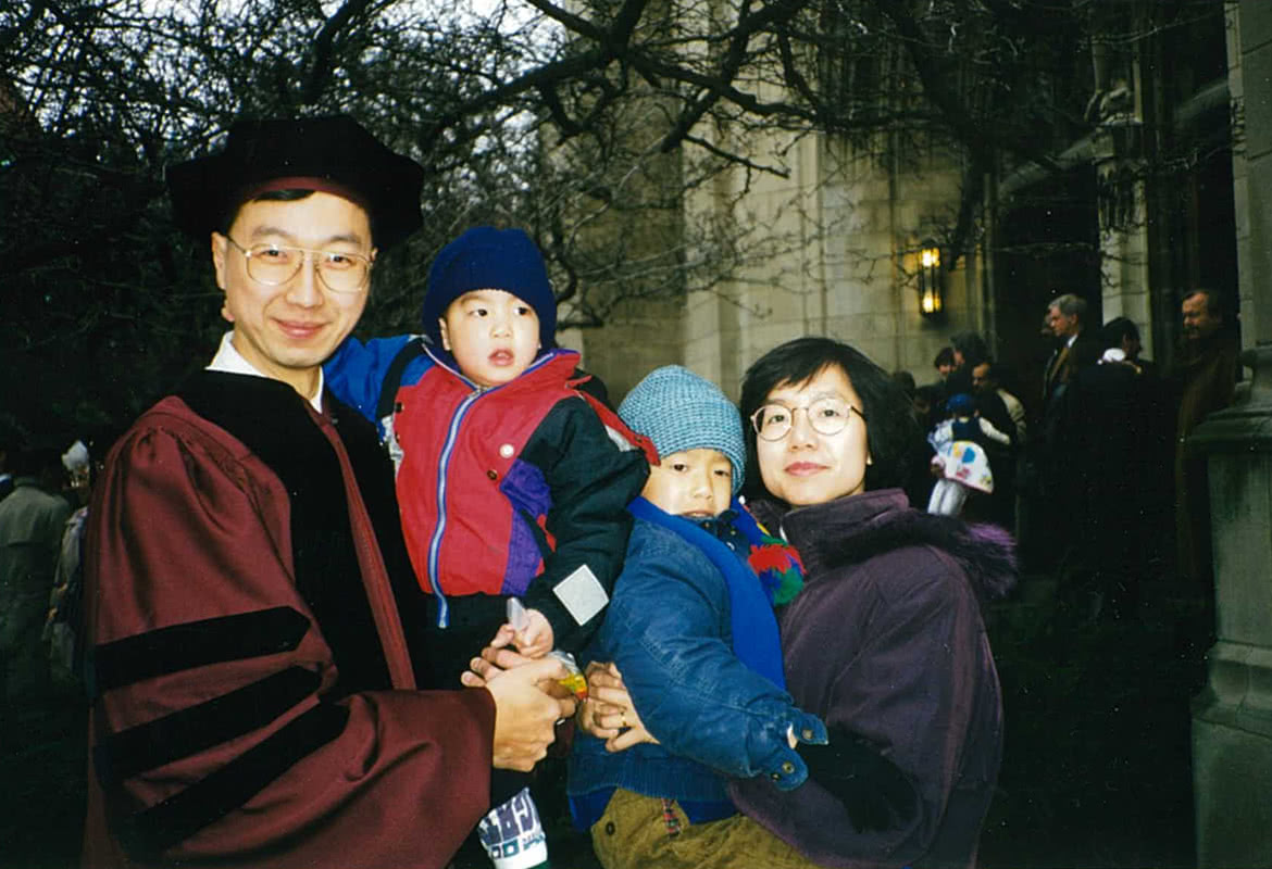 1999年，陳佐人在芝加哥大學獲得博士學位。